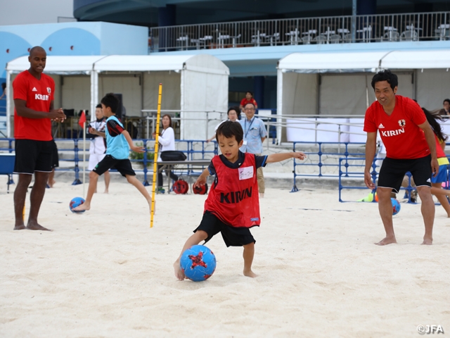 ビーチサッカー日本代表監督＆選手たちが直接指導！「KIRINビーチサッカー教室」を沖縄で開催