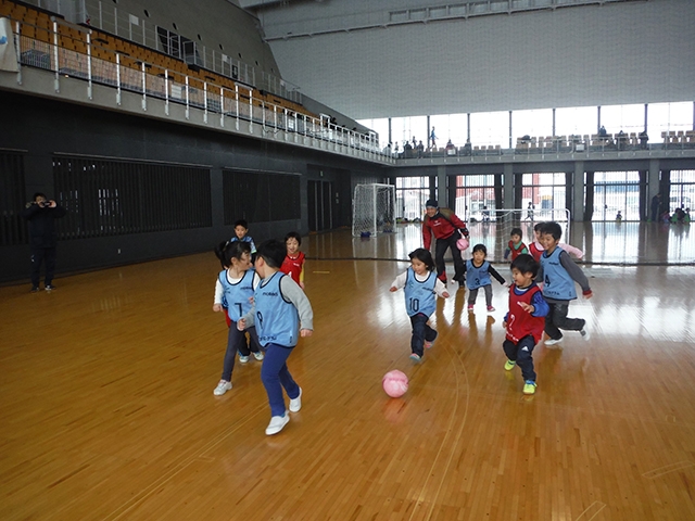 JFAキッズ（U-6/8/10）サッカーフェスティバル 岩手県久慈市の久慈市民体育館に、165人が参加！