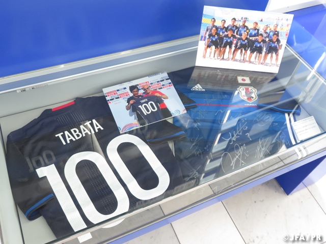 FIFAビーチサッカーワールドカップバハマ2017 ユニフォームと田畑選手100試合出場記念ユニフォームを展示～日本サッカーミュージアム～
