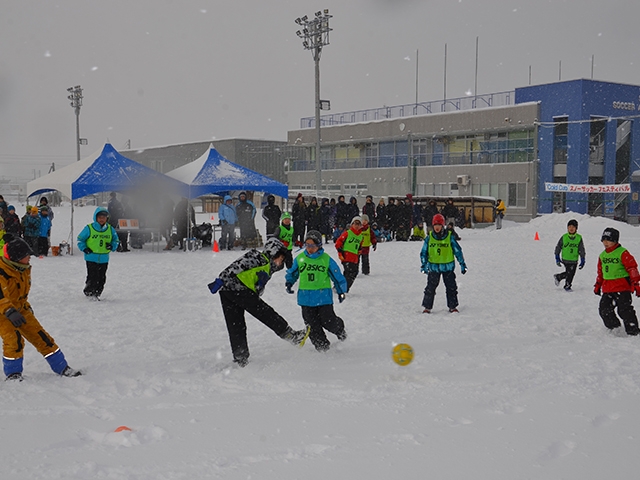 JFAキッズ（U-8/10）サッカーフェスティバル 北海道札幌市の札幌サッカーアミューズメントパークに、210人が参加！