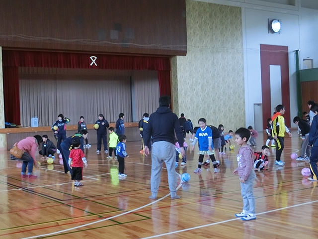 JFAキッズ（U-6）サッカーフェスティバル 島根県益田市の益田市民体育館に、84人が参加！