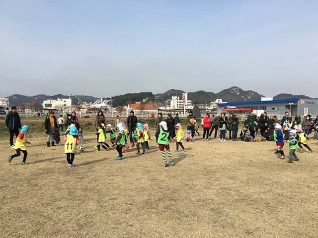 JFAキッズ（U-6）サッカーフェスティバル 岡山県玉野市の宇野港フットサルコートに、694人が参加！