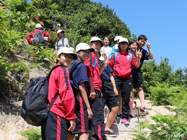 JFAアカデミー今治　笠松山の登山を実施