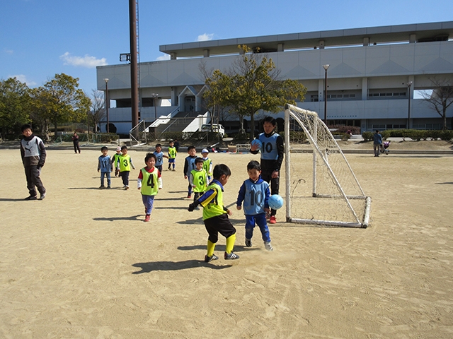 JFAキッズ（U-6/8）サッカーフェスティバル 広島県東広島市の東広島運動公園に、235人が参加！