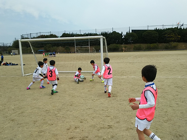 JFAキッズ（U-7/U-8/U-9/U-10）サッカーフェスティバル 福岡県福岡市の雁ノ巣レクリエーションセンター　球技場D・その他に、170人が参加！