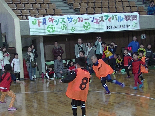 JFAキッズ（U-6）サッカーフェスティバル 秋田県秋田市の秋田県立体育館に、219人が参加！