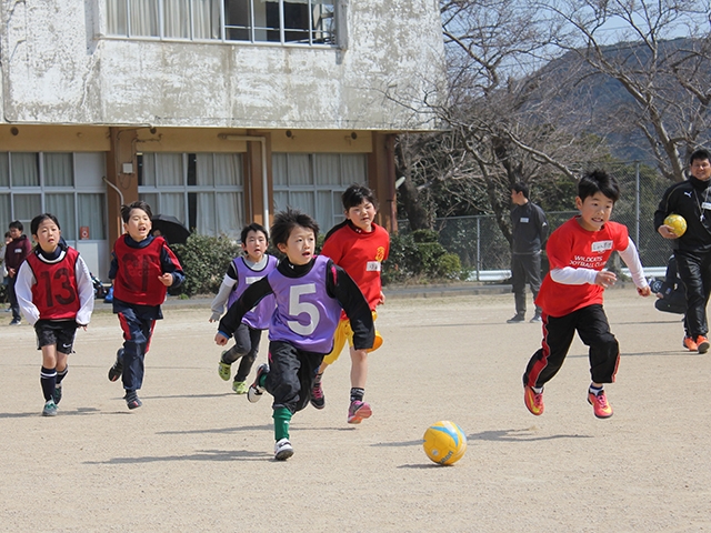JFAフットボールデー 長崎県対馬市の対馬市立久田小学校に、157人が参加！