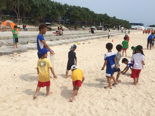 JFAキッズビーチサッカーフェスティバル 沖縄県中頭郡の西原きらきらビーチに、384人が参加！