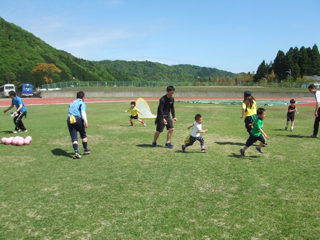 JFAキッズ（U-6/8）サッカーフェスティバル 福井県小浜市の小浜市総合運動場 陸上競技場に、99人が参加！