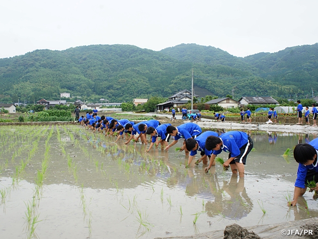 JFAアカデミー熊本宇城　アカデミー生が田植えを体験