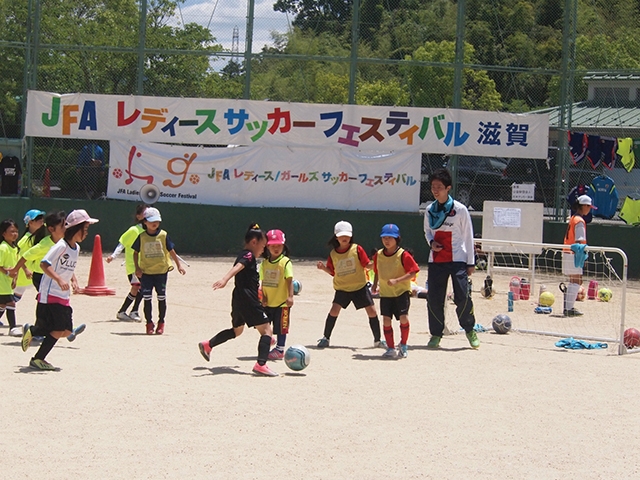JFAレディース／ガールズサッカーフェスティバル 滋賀県栗東市のＪＲＡ栗東トレーニングセンター総合グラウンドに、182人が参加！