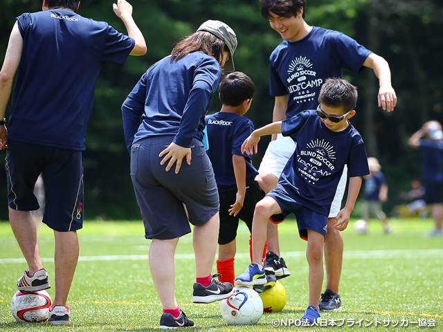 ブラインドサッカー、視覚障がい児向けキャンプ 開催