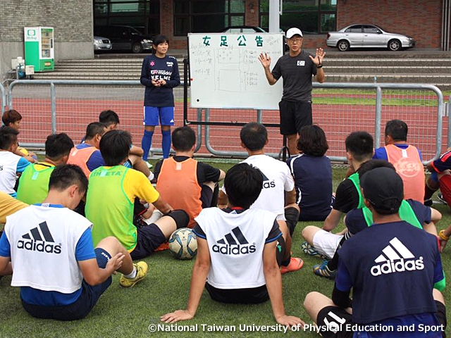 A JFA instructor inspires coaches and players with new approaches during the summer camp in Chinese Taipei