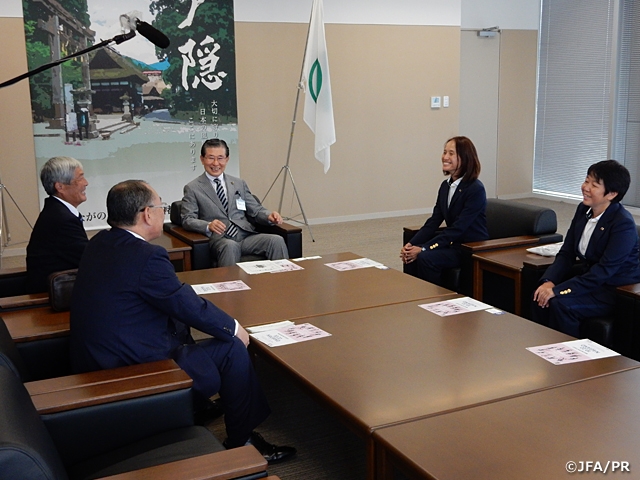 なでしこジャパン　高倉麻子監督が加藤久雄長野市長を表敬訪問