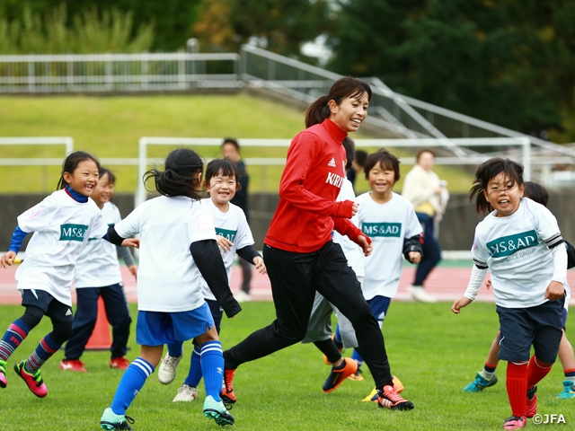 なでしこジャパンが「MS＆ADサッカー教室 in 長野」で県内の小学生たちとサッカーを楽しむ