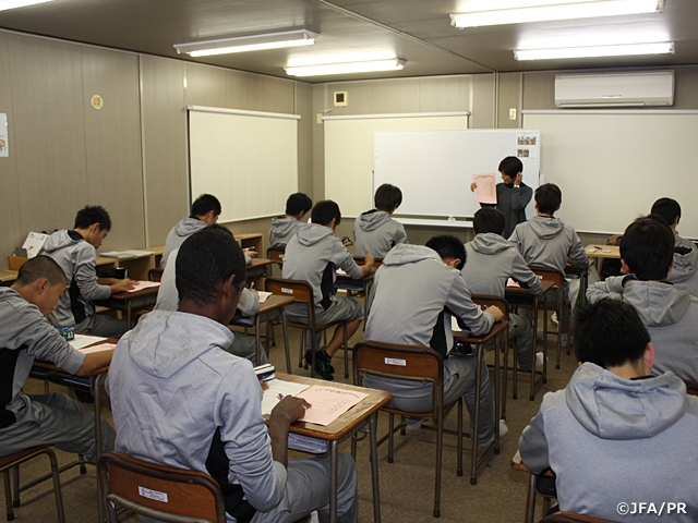 JFAアカデミー福島男子　10期生（中3）を対象に健康教育を実施