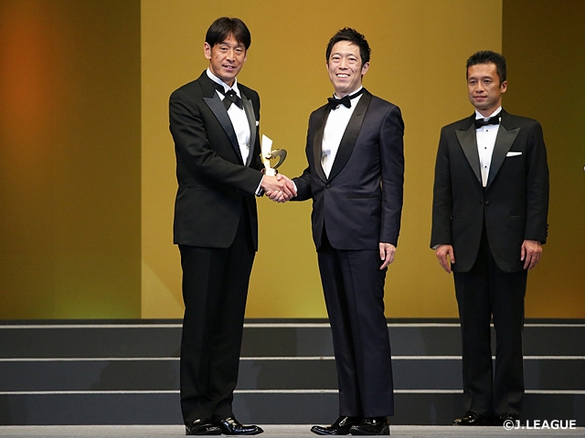2017Jリーグアウォーズ　西村雄一氏と相樂亨氏が最優秀主審賞、最優秀副審賞を受賞