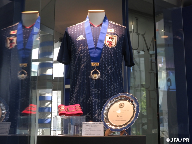 SAMURAI BLUE E-1 サッカー選手権 サイン入りユニフォーム、メダル・盾などを展示　～日本サッカーミュージアム～