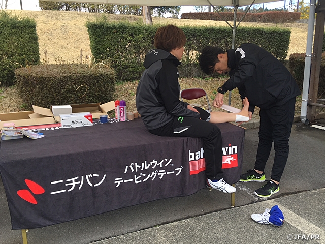 ニチバンがテーピングサポートブースで選手をサポート　～JFA Youth ＆ Development Programme（JYD）～