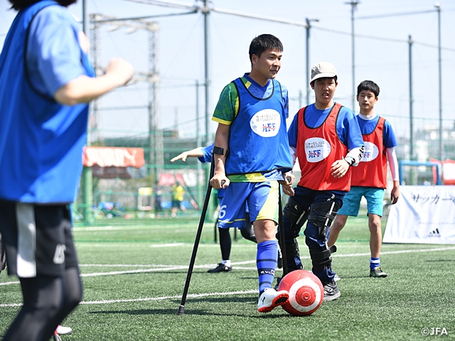 電動車椅子もブラインドもまぜこぜウォーキングフットボールを開催！日本障がい者サッカー連盟が今年も「Warm Blueキャンペーン」に参加