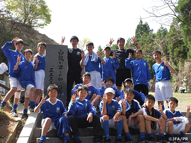 JFAアカデミー熊本宇城　10期生が「日本一の石段登り」、「Jリーグ大会運営補助」に参加