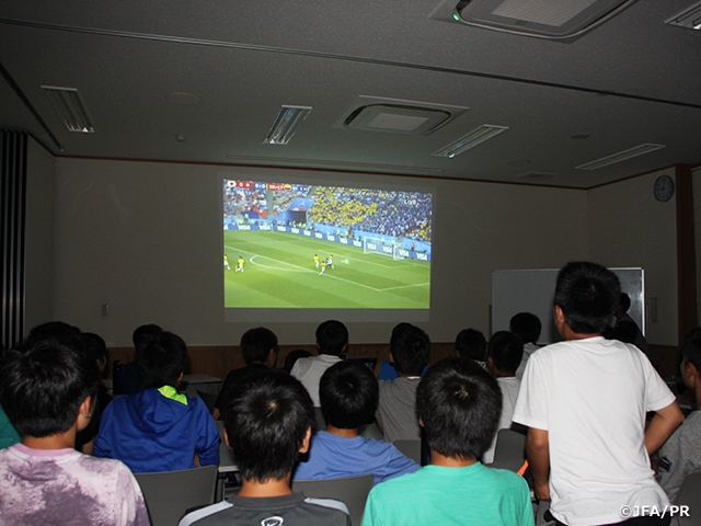 JFAアカデミー熊本宇城　ワールドカップ日本代表戦をTV観戦し、プレースピードや球際の強さを学ぶ
