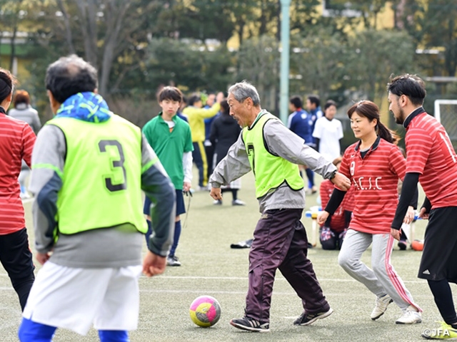 ウォーキングサッカー各地で広まる ～Jクラブが地域の課題解決に貢献～