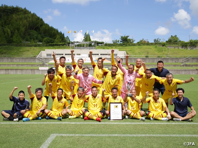 Nakatsu OB Soccer Club takes down the National Title in its first appearance in JFA 17th O-50 Japan Football Tournament