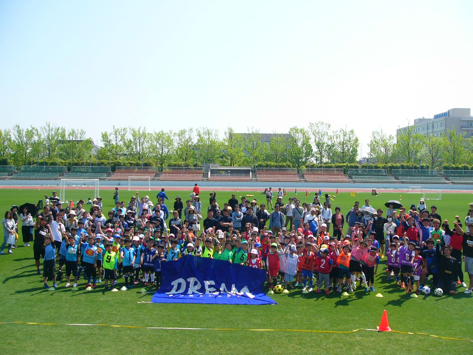 JFAキッズ（U-6/8/10）サッカーフェスティバル 佐賀県佐賀市の佐賀県総合運動場陸上競技場に140人が参加！