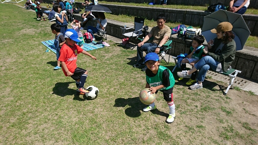 JFAキッズ（U-6/8/10）サッカーフェスティバル 飯塚市吉北コバ山118-11の飯塚市健康の森公園多目的広場に70人が参加！