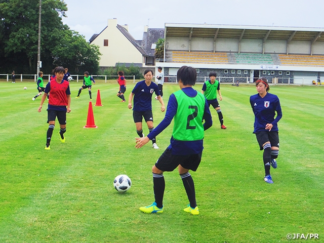 U-20 Japan Women's National Team goes over their tactics ahead of Spain match in FIFA U-20 Women's World Cup France 2018