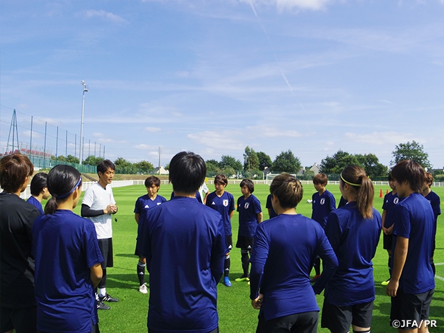 U-20 Japan Women's National Team goes over tactics ahead of quarterfinal match against Germany at the FIFA U-20 Women's World Cup France 2018