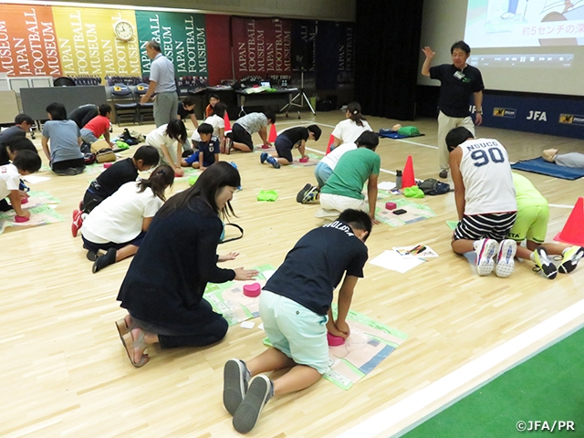 日本サッカーミュージアムで夏休み自由研究スペシャルワークショップ「PUSHコース（救命救急講習会）」を開催
