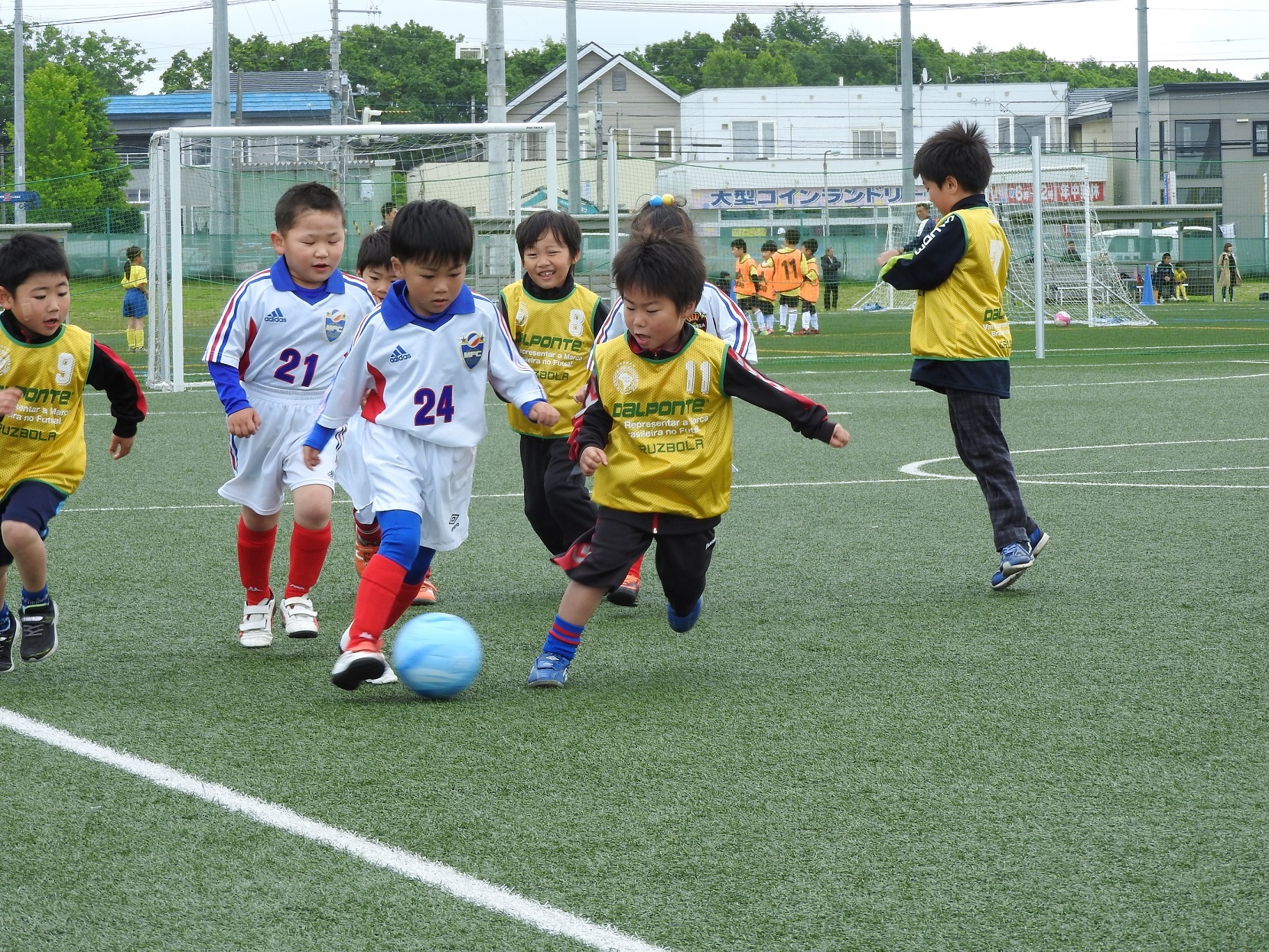 JFAキッズ（U-6/8）サッカーフェスティバル 北海道函館市日吉町の函館フットボールパークに106人が参加！
