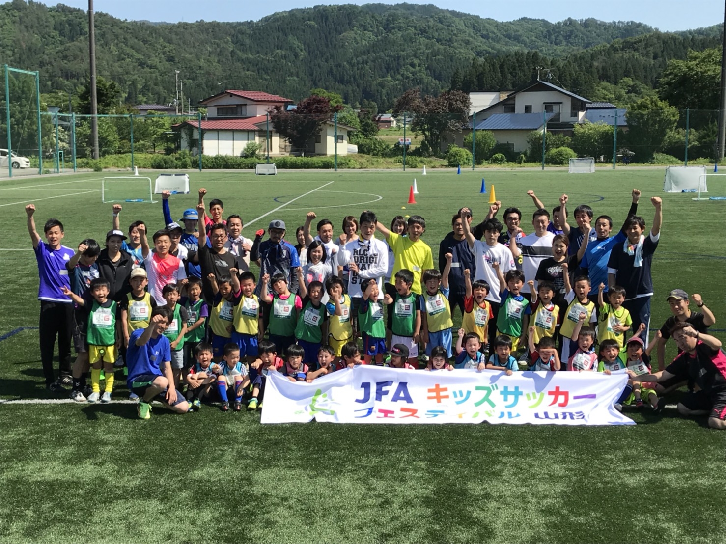 JFAキッズ（U-6/8）サッカーフェスティバル 山形県西置賜郡白鷹町の白鷹町東陽の里Gに90人が参加！