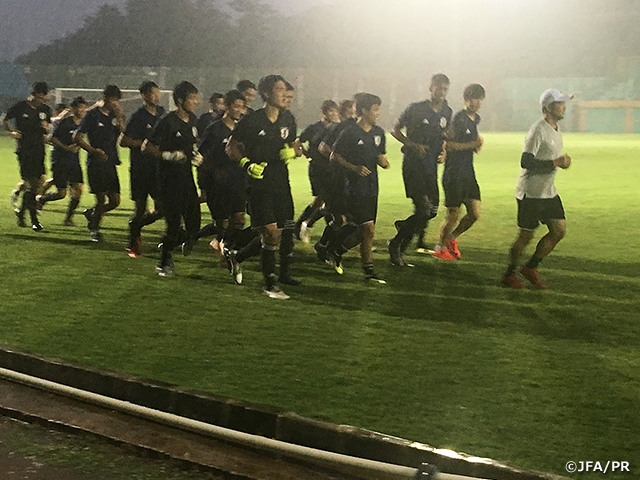 U-19日本代表 豪雨の中のトレーニング＆内山篤団長がU-19年代を語る