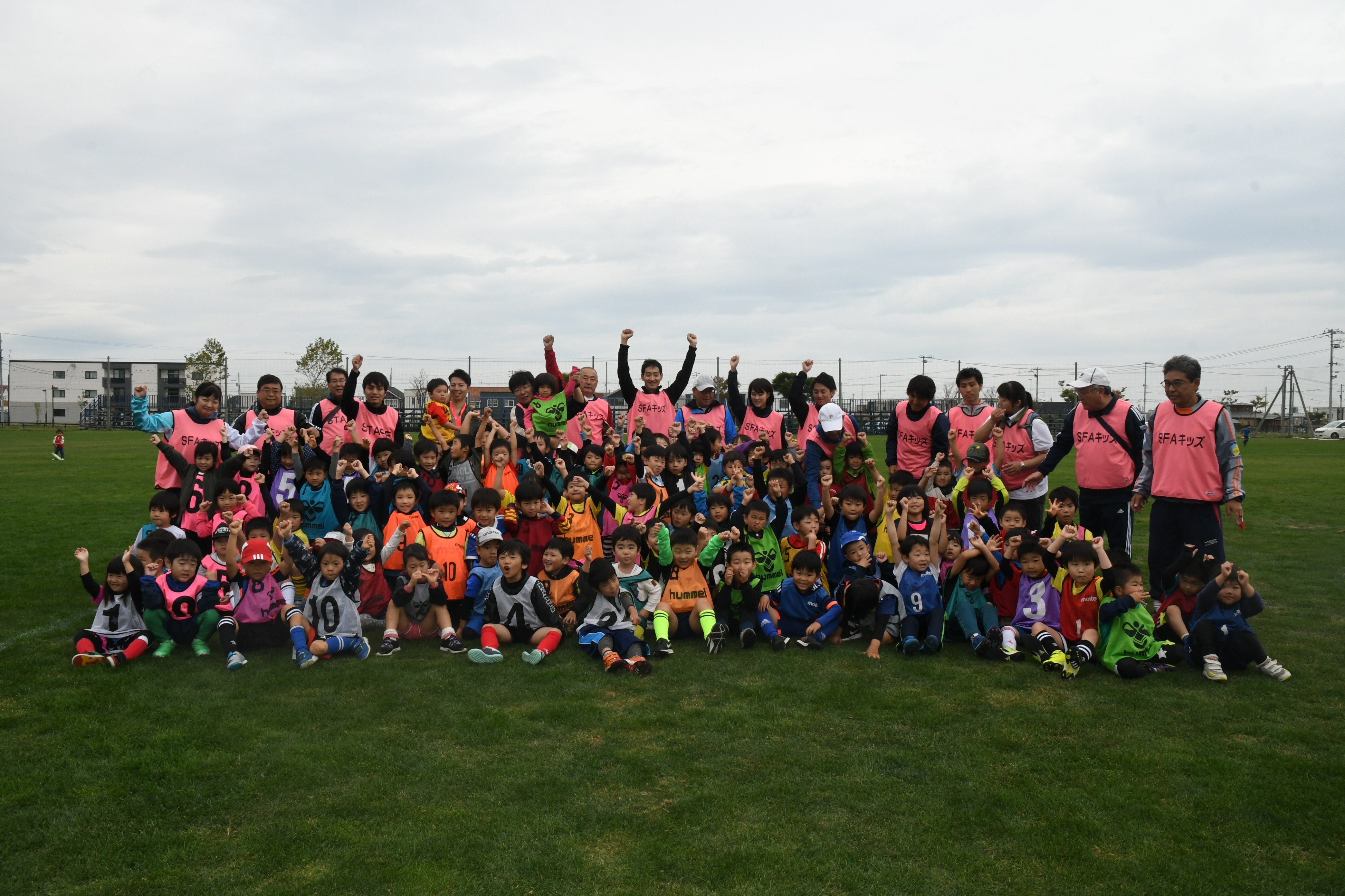 JFAキッズ（U-6）サッカーフェスティバル 北海道札幌市の札幌サッカーアミューズメントパーク天然芝グラウンドに96人が参加！