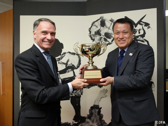 JFA 全日本U-12サッカー選手権大会に「アルゼンチン共和国杯」が寄贈される