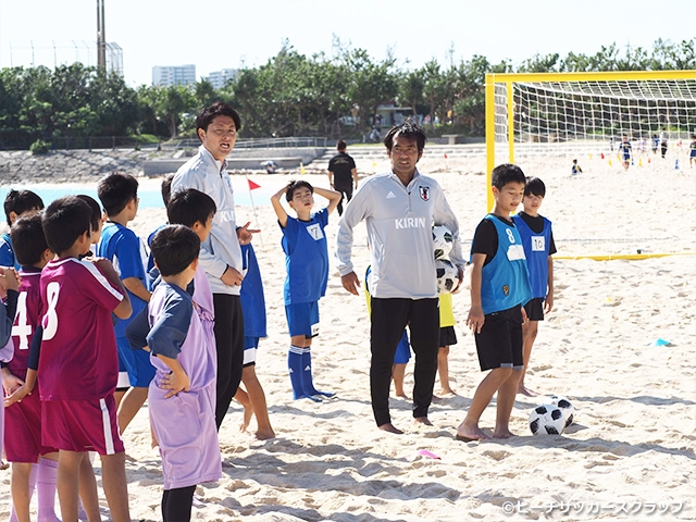 沖縄県でのJFAビーチサッカー巡回クリニックに小中学生約100名が参加
