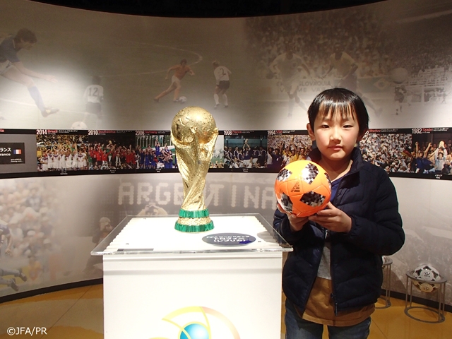 日本サッカーミュージアム　64万人目の入館者を迎える