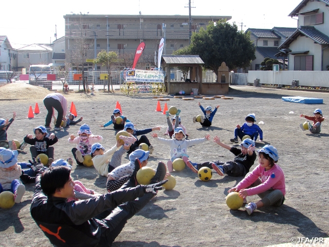 園児が明るく元気にサッカーを楽しむ～キッズ巡回指導レポート（1月）