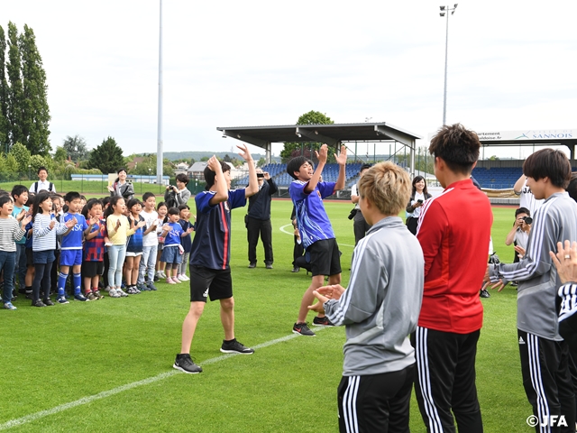 Local Japanese students sending cheers to Nadeshiko Japan ahead of the FIFA Women's World Cup France 2019