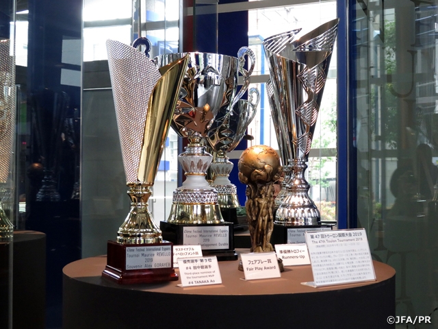 「第47回トゥーロン国際大会 2019」準優勝トロフィーを展示～日本サッカーミュージアム～