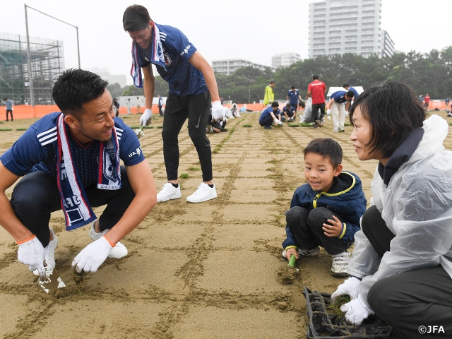 JFA夢フィールドでポット苗を植え付け、代表選手も参加