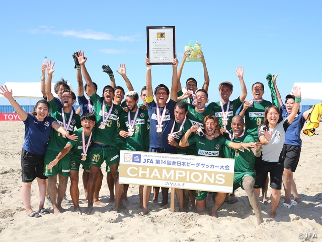 東京ヴェルディが3連覇を達成！　3大会ぶり決勝進出のソーマプライアに快勝!!　JFA 第14回全日本ビーチサッカー大会