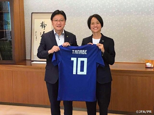 Coach Takakura of Nadeshiko Japan makes a courtesy call on Mayor Tanabe of Shizuoka City ahead of International Friendly Match vs Canada Women's National Team