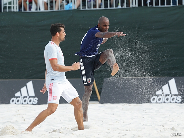 Japan Beach Soccer National Team loses to Spain in their second match of the Beach Soccer International Friendly Tournament (9/27-29＠Okura Beach Park, Hyogo)