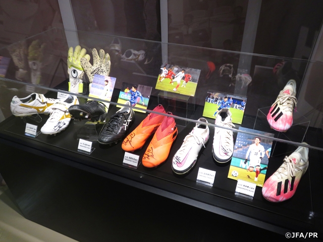 日本サッカーミュージアム SAMURAI BLUE 11月の国際親善試合のサイン入りシューズやグローブなどを展示