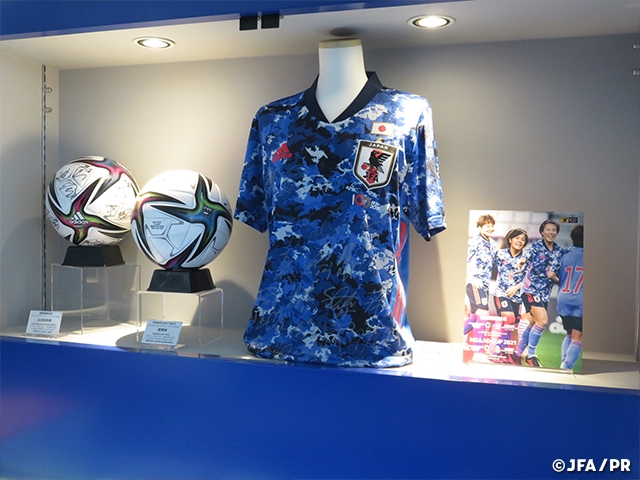 なでしこジャパン6月の国際試合のサイン入りユニフォームや使用球を展示　～日本サッカーミュージアム～