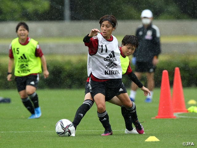 なでしこジャパン　雨中のトレーニングに集中力を高める